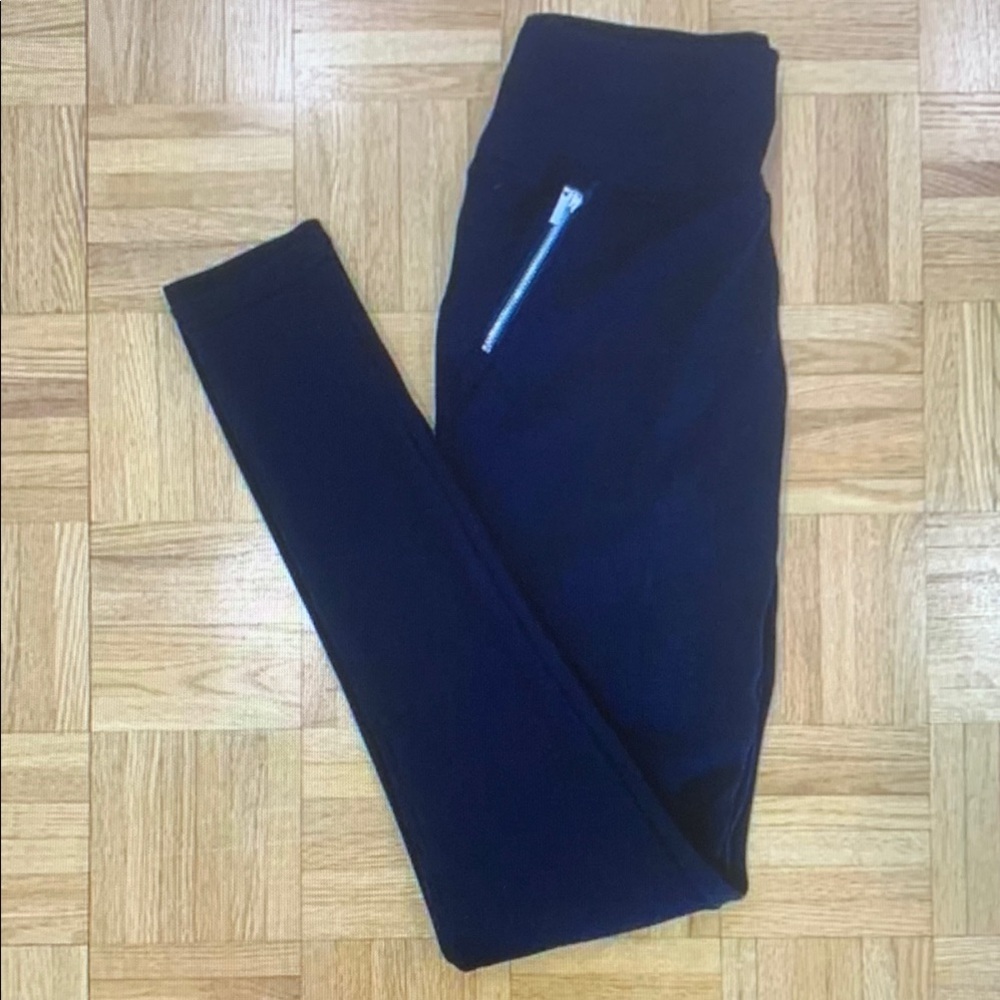 Black Leggings with Zipper Detail